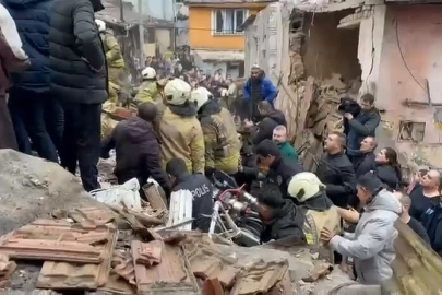 İBB: Fatih'teki bina çökmesinin nedeni inceleniyor